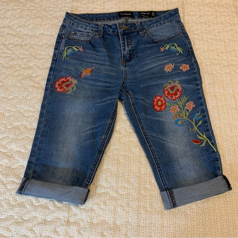 Vintage Embroidered Floral denim knee length Bermuda shorts size 4/6